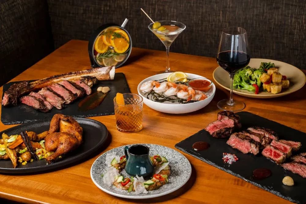 Cena con carne asada y vino en Noches 49